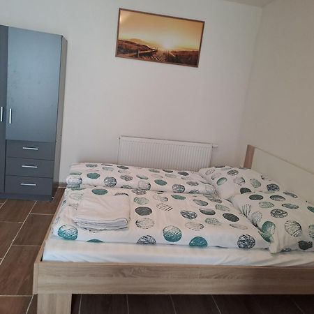 Apartamento Nha Nghi Cho Cap Doi Va Gia Dinh Praga Exterior foto