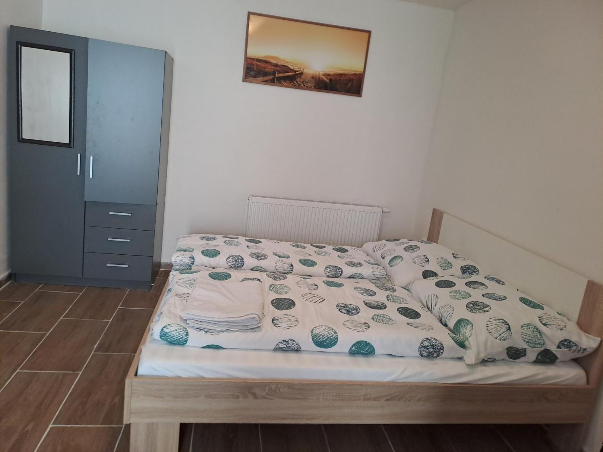 Apartamento Nha Nghi Cho Cap Doi Va Gia Dinh Praga Exterior foto