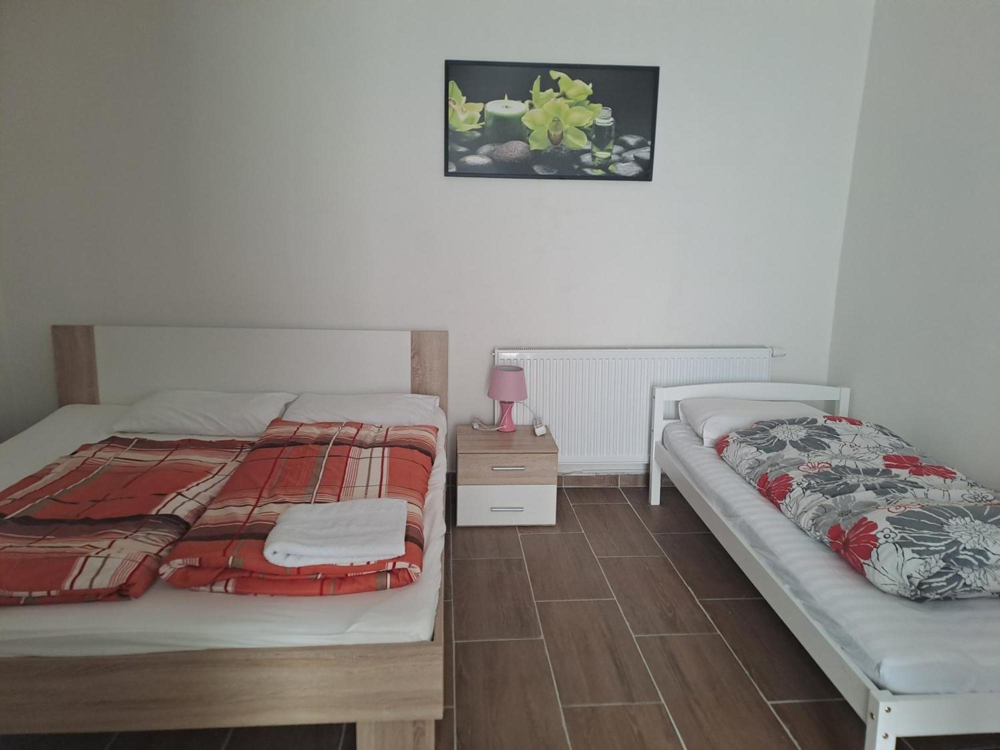 Apartamento Nha Nghi Cho Cap Doi Va Gia Dinh Praga Exterior foto